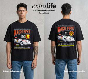 La Pista del Destino | El Mach 5 del Bien #04099 - Playera Oversized Premium | Deep Black - Foto en modelo