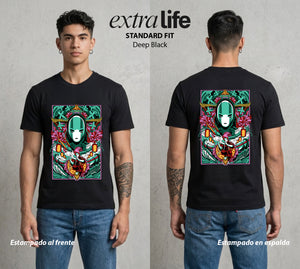 El Estudio del Viento | El Viaje del Bien #04102 - Playera Standard Fit | Deep Black - Foto en modelo