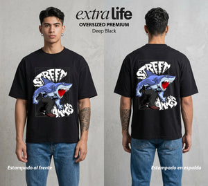 Los Tiburones Mutantes | El Lider del Mar #04196 - Playera Oversized Premium | Deep Black - Foto en modelo