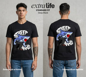 Los Tiburones Mutantes | El Lider del Mar #04196 - Playera Standard Fit | Deep Black - Foto en modelo