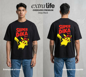 El Reino del Fontanero | El Rayo de Kanto #04248 - Playera Oversized Premium | Deep Black - Foto en modelo