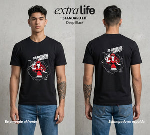 Las Cinco del Destino | Las Cinco del Bien #04325 - Playera Standard Fit | Deep Black - Foto en modelo