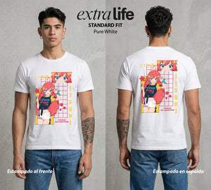 Las Cinco del Destino | La Quinta del Bien #04326 - Playera Standard Fit | Pure White - Foto en modelo