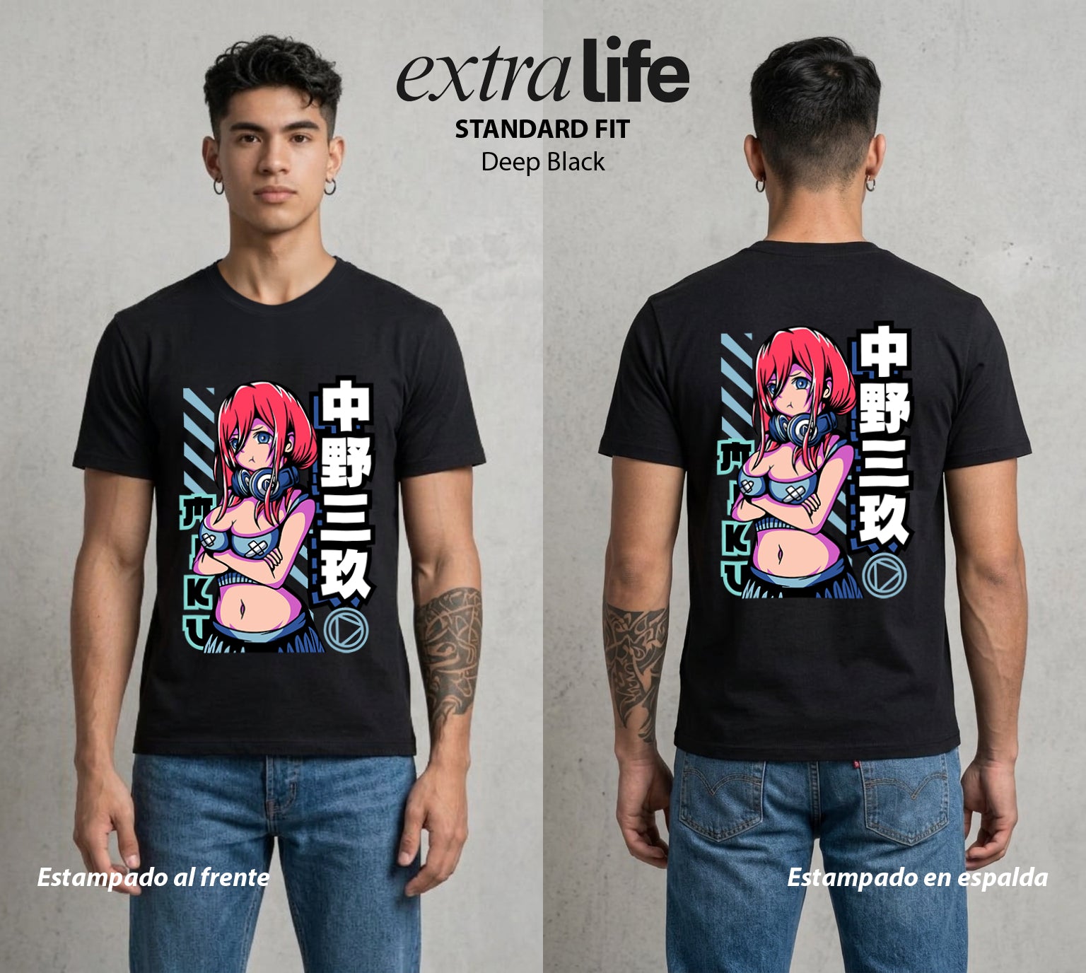 Las Cinco del Destino | La Tercera del Bien #04327 - Playera Standard Fit | Deep Black - Foto en modelo