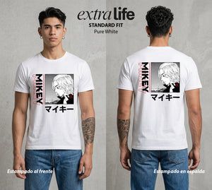Pandillas del Tiempo | El General del Caos #04395 - Playera Standard Fit | Pure White - Foto en modelo