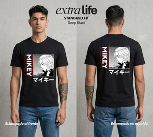 Pandillas del Tiempo | La Patada del Lider #04397 - Playera Standard Fit | Deep Black - Foto en modelo