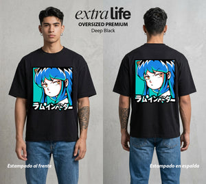 La Invasion del Amor | La Invasora del Amor #04446 - Playera Oversized Premium | Deep Black - Foto en modelo