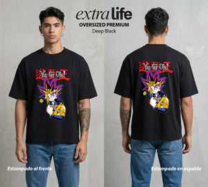 El Duelo del Destino | Cara a Cara el Duelo Chibi #04479 - Playera Oversized Premium | Deep Black - Foto en modelo