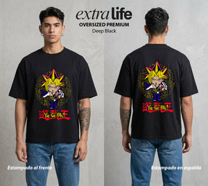El Duelo del Destino | Cara a Cara el Duelo Chibi #04483 - Playera Oversized Premium | Deep Black - Foto en modelo