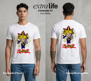 El Duelo del Destino | Cara a Cara el Duelo Chibi #04483 - Playera Classic Premium | Pure White - Foto en modelo