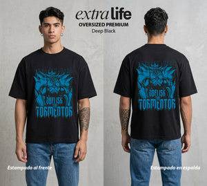 El Duelo del Destino | El Duelo del Faraon #04496 - Playera Oversized Premium | Deep Black - Foto en modelo