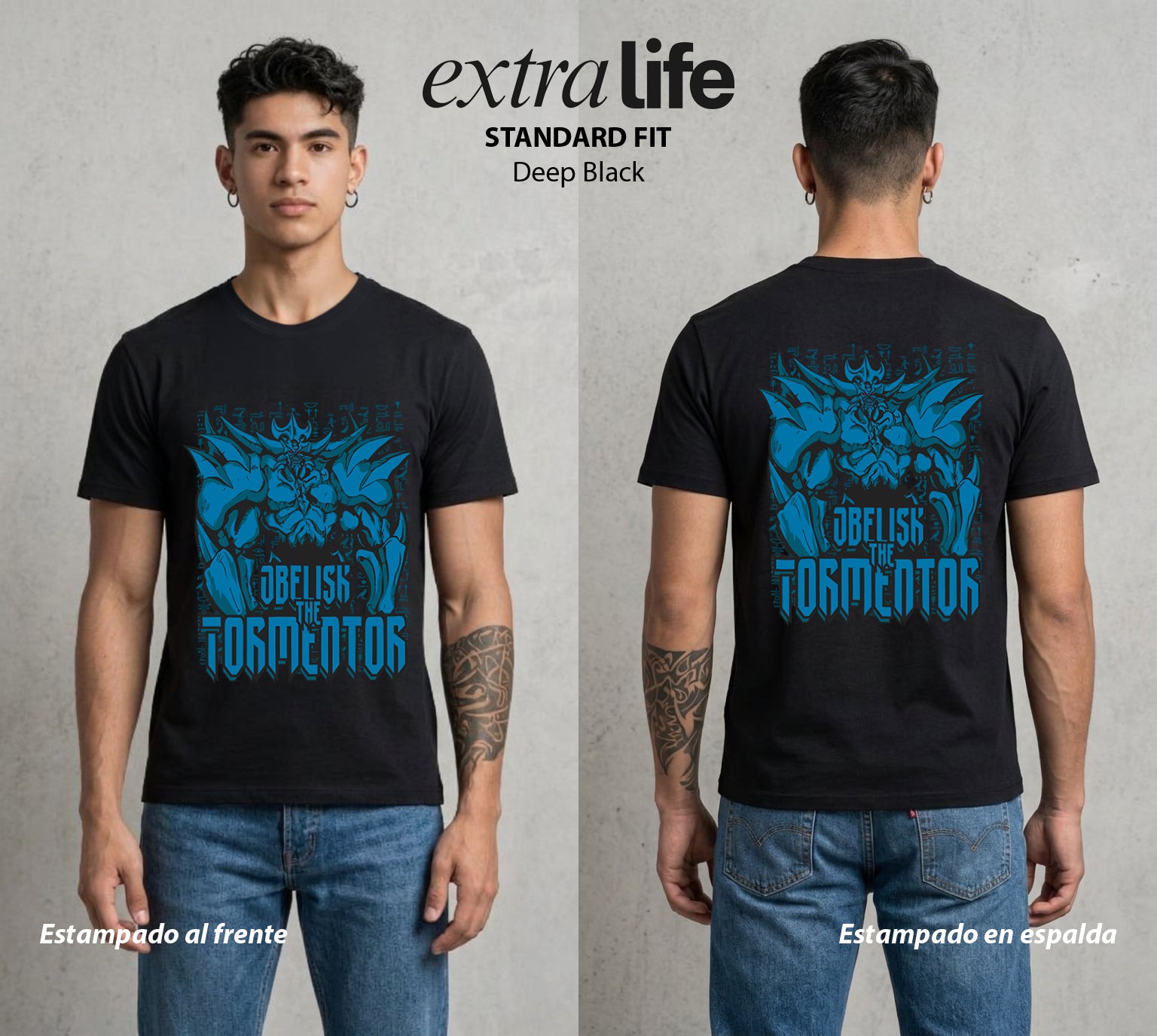 El Duelo del Destino | El Duelo del Faraon #04496 - Playera Standard Fit | Deep Black - Foto en modelo