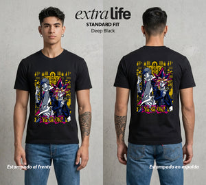 El Duelo del Destino | El Duelo del Faraon #04498 - Playera Standard Fit | Deep Black - Foto en modelo