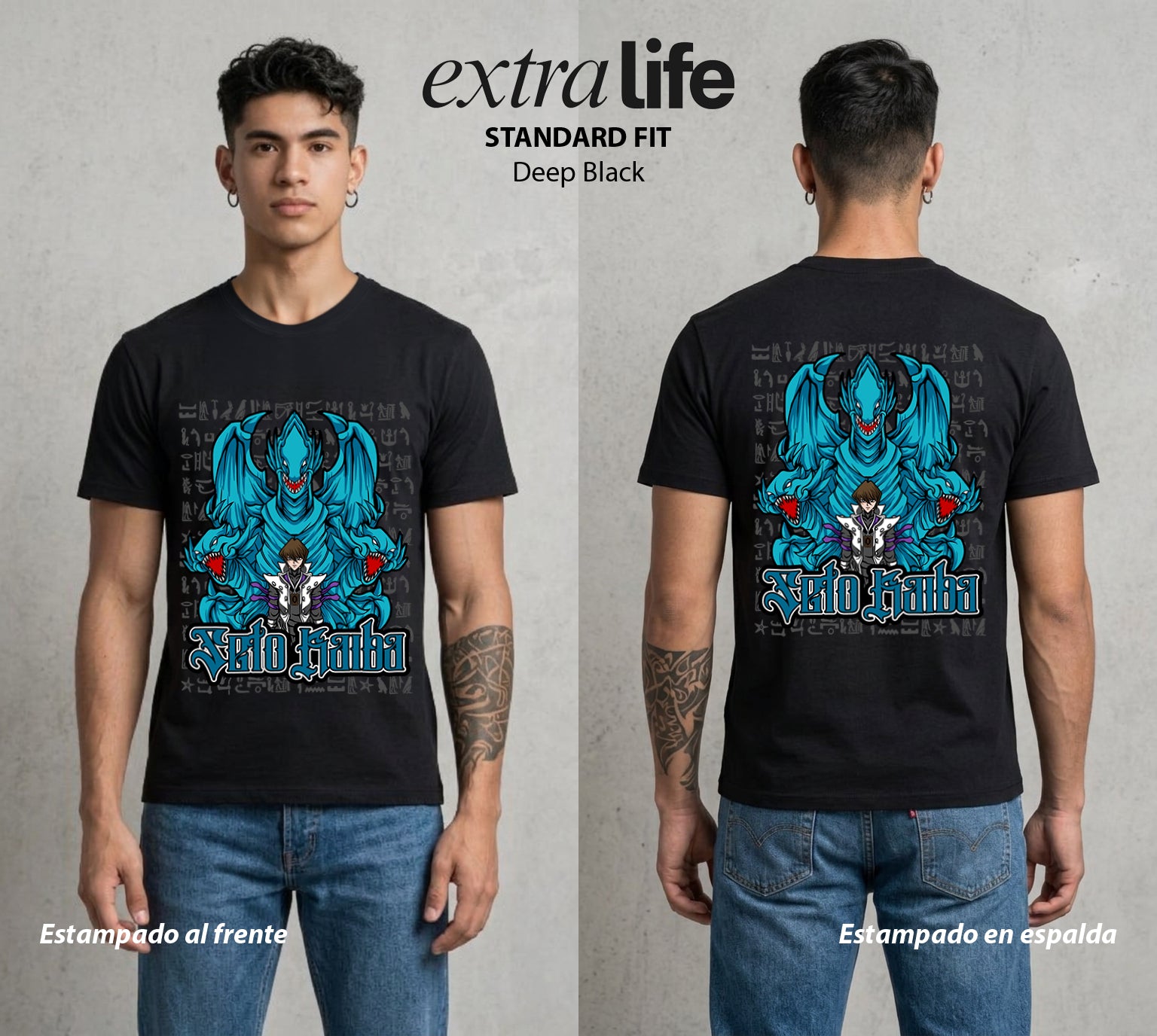 El Duelo del Destino | El Duelo del Faraon #04500 - Playera Standard Fit | Deep Black - Foto en modelo
