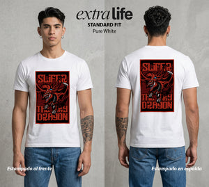 El Duelo del Destino | El Duelo del Faraon #04501 - Playera Standard Fit | Pure White - Foto en modelo