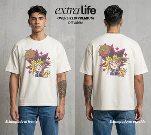 El Duelo del Destino | El Duelo del Faraon #04504 - Playera Oversized Premium | Off White - Foto en modelo