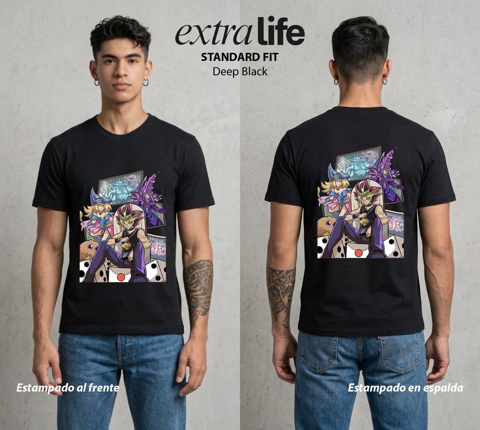 El Duelo del Destino | El Duelo del Faraon #04508 - Playera Standard Fit | Deep Black - Foto en modelo