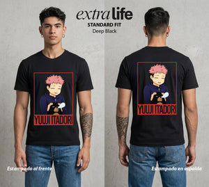 El Arte de las Maldiciones | El Recipiente del Rey #04538 - Playera Standard Fit | Deep Black - Foto en modelo