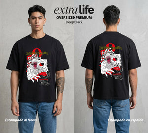 El Arte de las Maldiciones | Amor Maldito #04590 - Playera Oversized Premium | Deep Black - Foto en modelo
