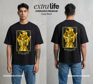 Los Caballeros del Cosmos | Santo Dorado Acuario #04635 - Playera Oversized Premium | Deep Black - Foto en modelo