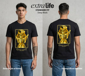 Los Caballeros del Cosmos | Santo Dorado Acuario #04635 - Playera Standard Fit | Deep Black - Foto en modelo