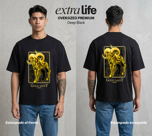 Los Caballeros del Cosmos | Santo Dorado Aries #04636 - Playera Oversized Premium | Deep Black - Foto en modelo