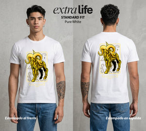 Los Caballeros del Cosmos | Santo Dorado Aries #04636 - Playera Standard Fit | Pure White - Foto en modelo