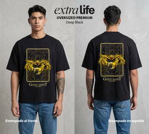 Los Caballeros del Cosmos | Santo Dorado Cáncer #04637 - Playera Oversized Premium | Deep Black - Foto en modelo