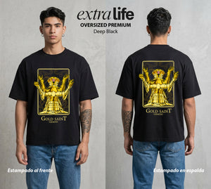 Los Caballeros del Cosmos | Santo Dorado Géminis #04639 - Playera Oversized Premium | Deep Black - Foto en modelo