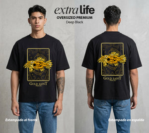 Los Caballeros del Cosmos | Santo Dorado Piscis #04642 - Playera Oversized Premium | Deep Black - Foto en modelo