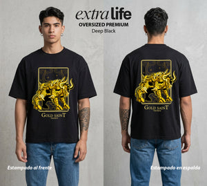 Los Caballeros del Cosmos | Santo Dorado Tauro #04645 - Playera Oversized Premium | Deep Black - Foto en modelo
