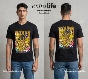 Los Caballeros del Cosmos | El Invencible del Cosmos #04652 - Playera Standard Fit | Deep Black - Foto en modelo