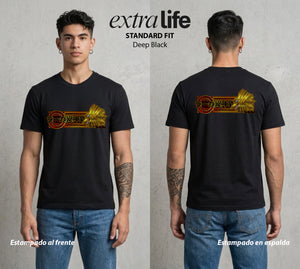 El Duelo de los Destinos | Dios Dorado del Ra #04691 - Playera Standard Fit | Deep Black - Foto en modelo
