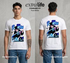 El Hijo del Diablo | Llama Azul Exorcista II #04731 - Playera Standard Fit | Pure White - Foto en modelo