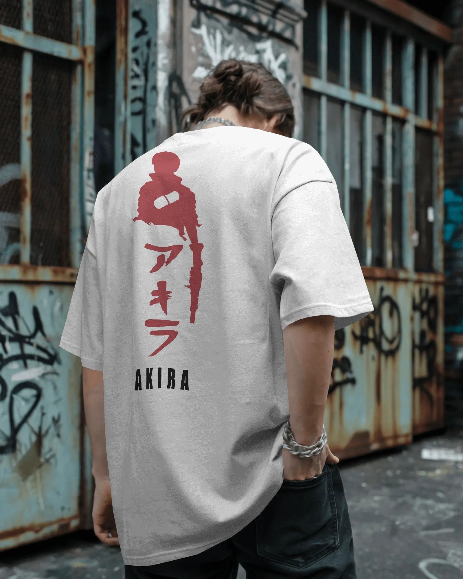 Neo-Tokyo no tiene colores: cómo la paleta monocromática de Akira redefinió la estética urbana y llegó al streetwear de alta densidad