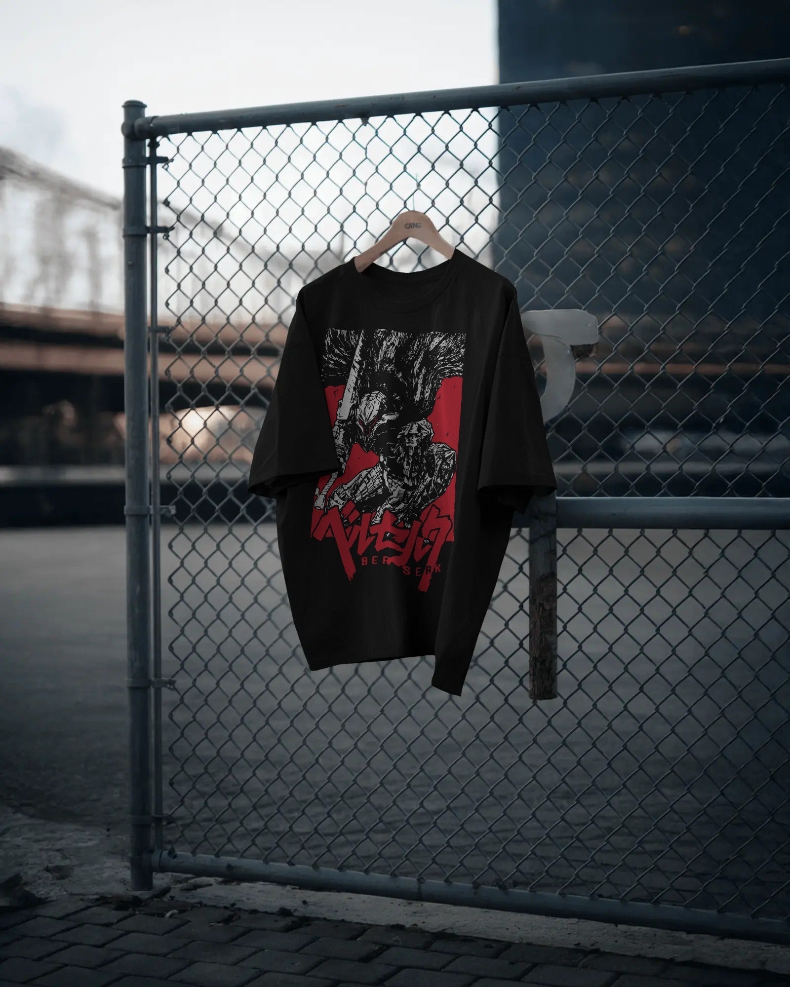 Guts no usa ropa de plaza: por qué la estética de Berserk define el streetwear heavyweight que el fast-fashion nunca entendió