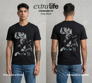 Mas Alla del Muro | La Ira del Titan #00072 - Playera Standard Fit | Deep Black - Foto en modelo