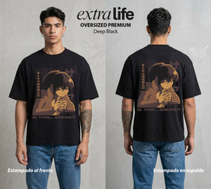 Mas Alla del Muro | La Cazadora Hambrienta #00128 - Playera Oversized Premium | Deep Black - Foto en modelo