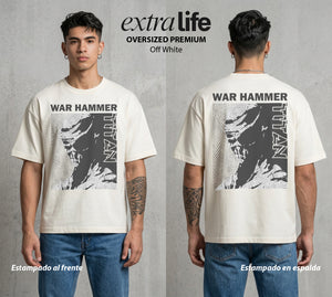 Mas Alla del Muro | El Titan del Martillo #00136 - Playera Oversized Premium | Off White - Foto en modelo