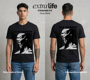 Mas Alla del Muro | El Titan del Martillo #00136 - Playera Standard Fit | Deep Black - Foto en modelo