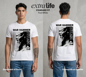 Mas Alla del Muro | El Titan del Martillo #00136 - Playera Standard Fit | Pure White - Foto en modelo