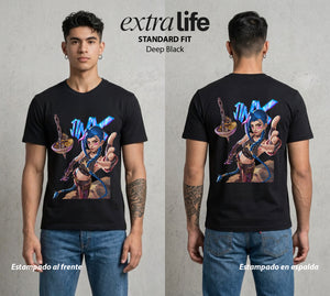 La Ciudad Dividida | La Artista del Boom #00142 - Playera Standard Fit | Deep Black - Foto en modelo