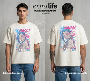 La Ciudad Dividida | La Chica del Explosivo #00144 - Playera Oversized Premium | Off White - Foto en modelo