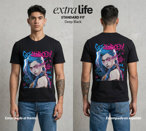 La Ciudad Dividida | La Chica del Explosivo #00144 - Playera Standard Fit | Deep Black - Foto en modelo