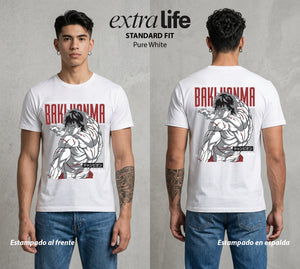 Los Combatientes del Submundo | El Guerrero del Basurero #00176 - Playera Standard Fit | Pure White - Foto en modelo