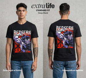 La Marca del Sacrificio | El Eclipse #00190 - Playera Standard Fit | Deep Black - Foto en modelo