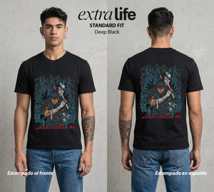 La Marca del Sacrificio | El Espadachín del Acero #00196 - Playera Standard Fit | Deep Black - Foto en modelo