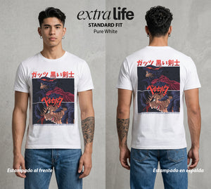 La Marca del Sacrificio | El Espadachín del Acero #00200 - Playera Standard Fit | Pure White - Foto en modelo