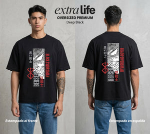 La Marca del Sacrificio | El Espadachín del Acero #00204 - Playera Oversized Premium | Deep Black - Foto en modelo