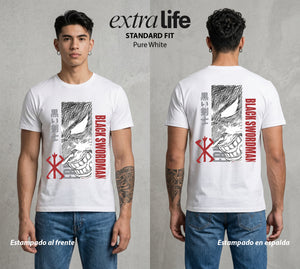 La Marca del Sacrificio | El Espadachín del Acero #00204 - Playera Standard Fit | Pure White - Foto en modelo